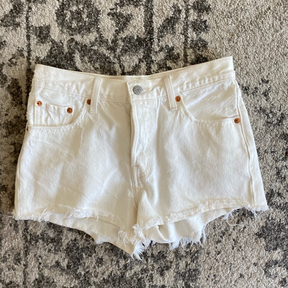 White cut off Levi’s shorts
